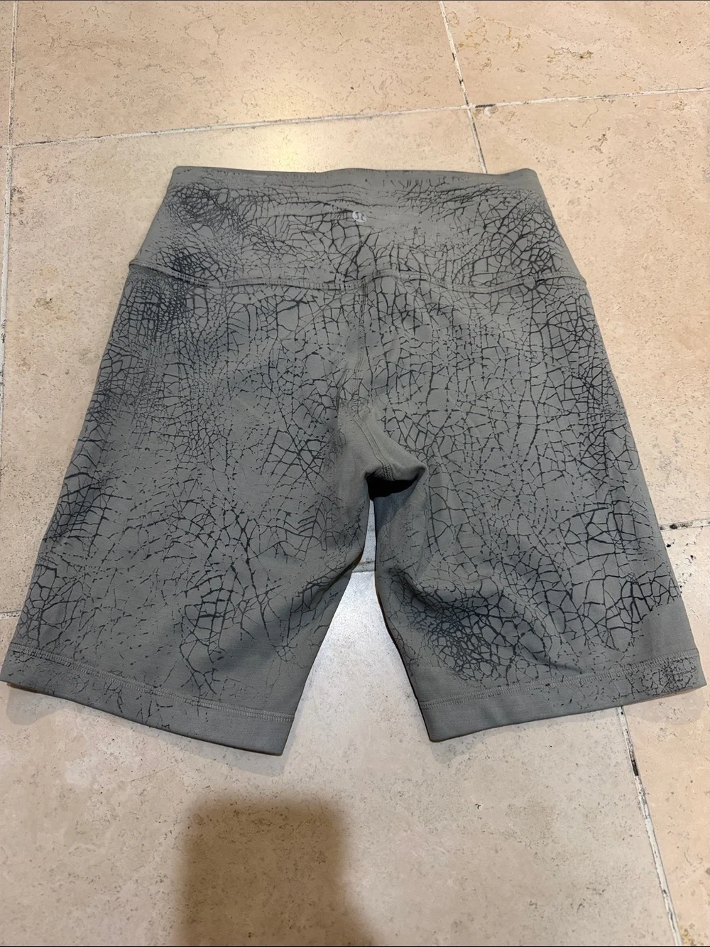 lululemon athletica Men's Crackle-Print Grey Athletic Biker Shorts